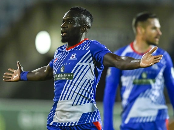 <p><strong>Late penalty earns Maritzburg win against Pirates in thrilling battle</strong></p><p>Maritzburg United recorded a massive three points as they defeated Orlando Pirates 1-0 at the Harry Gwala Stadium on Sunday evening.</p><p>It took an Amadou Soukouna penalty on 80 minutes to separate the two sides and hand the home team just their second win of the new DStv Premiership season.</p><p>The Buccaneers recorded 14 shots at goal with only two shots hitting the target compared to Maritzburg, who had five efforts at goal as only three hit the target as most of their focus was on their ruthless defending.</p><p>Maritzburg had 34% possession, while Pirates had the ball 66% of the entire match.</p><p>Pirates started well with first Fortune Makaringe shooting just over the target following a well-worked corner before Innocent Maela saw his goal-bound effort superbly blocked.</p><p>Olisa Ndah was the next player to be denied by some resolute Maritzburg defending in a first half categorised by some good midfield play but too few real goal-mouth chances.</p><p>Soukouna saw his rare attempt for the home side comfortably saved by Bucs keeper Richard Ofori while the first half ended with a strong save from Ofori from a well-struck Soukouna shot as Maritzburg broke forward.</p><p>The Team of Choice started the second half more brightly and Tumelo Njoti came close with a drive that was deflected just wide, before Ndah glanced a header, from a good Thabang Monare cross, just away from goal.</p><p>Monare should have done better with his own effort on 59 minutes, but he blasted over.</p><p>Pirates were increasingly more dominant the longer the tie progressed and Zakhele Lepasa wasn't too far off a winner with 65 minutes on the clock, only to pull his shot before Paseka Mako skied his effort from another good Monare set-up.</p><p>Both sides made a number of substitutions in order to affect the outcome of this game, but it was Maritzburg to come out on top as 71st-minute substitute Siboniso Conco won a penalty on 79 minutes that Soukouna duly converted a minute later.</p><p>Pirates responded with half chances from Mako and late replacements Kwame Peprah and Collins Makgaka but there was no way through for the DStv Premiership leaders, who slipped to third place on the standings with this loss, as Maritzburg moved up to the seventh spot.</p><p><strong>Gallants still without a win in Swallows stalemate</strong></p><p>Marumo Gallants FC remain winless this season after being held to a 1-1 draw by Swallows FC at Peter Mokaba Stadium on Sunday.</p><p>The game began at lightning speed and was an end-to-end affair in the opening exchanges. However, it was only until the 21st minute the first opportunity was carved out and it fell to Waseem Isaacs, who found the back of the net but had the goal ruled out for offside.</p><p>Gallants responed soon after when Celimpilo Ngema's through ball found Ndabayithethwa Ndlondlo, whose strike forced goalkeeper Thakasani Mbanjwa.</p><p>Bahlabane Ba Ntwa took the lead in the 38th minute when Katlego Otladisa's free-kick delivery picked out Sibusiso Khumalo who glanced his header into the corner of the net.</p><p>Birds coach Dylan Kerr was frustrated with his side's first-half display and made a triple change at the break bringing on Givemore Khupe, Siyabonga Khumalo and Thato Makua.</p><p>The substitutions paid dividends and managed to sway the momentum back in Swallows' favour as they equalised in the 65th minute when he fired low into the bottom corner after being found by Mwape Musonda's through ball.</p><p>Gallants striker Serge Junior Dion had a goal ruled out before Musonda had a glaring opportunity in the 86th minute after going clear on goal but Mbanjwa came out on top in the duel as the sides had to settle for a share of the spoils.</p><p><em><strong>- TEAMtalk media</strong></em></p>