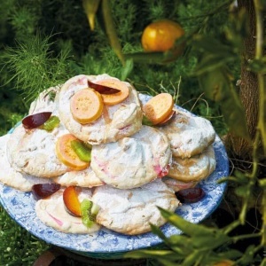 Meringues with fruit