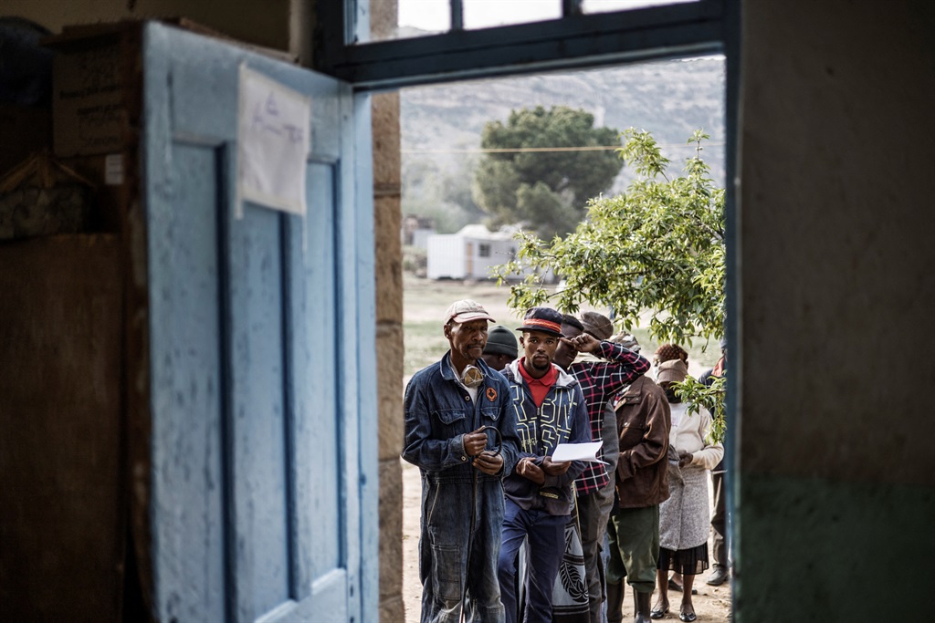 Los votantes de Lesotho hacen cola frente a un colegio electoral para 