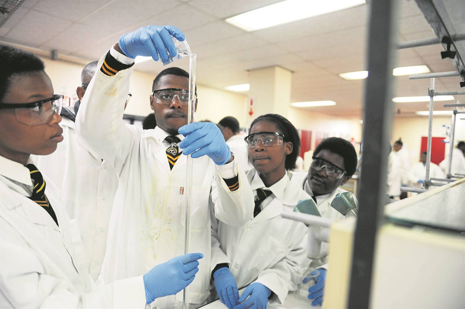 Leerders van Masiphathisane senior sekondêre skool op hul besoek aan die Nelson Mandela Universiteit se wetenskap laboratorium.