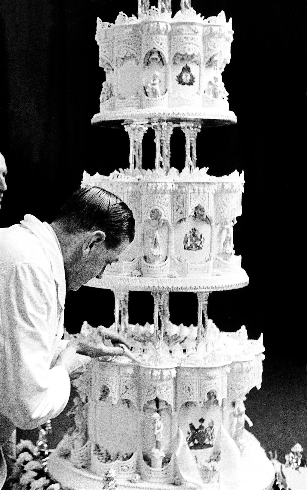 Queen Elizabeth wedding cake