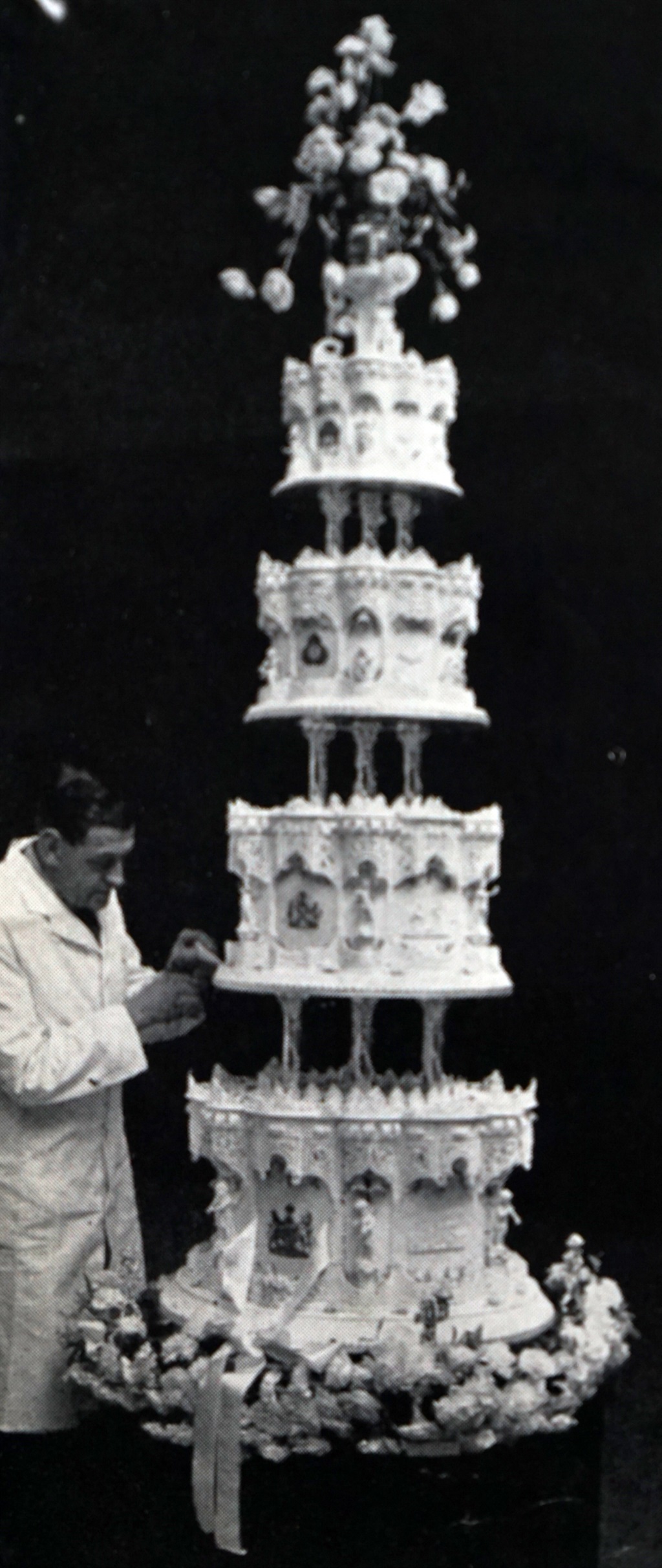 Queen Elizabeth wedding cake