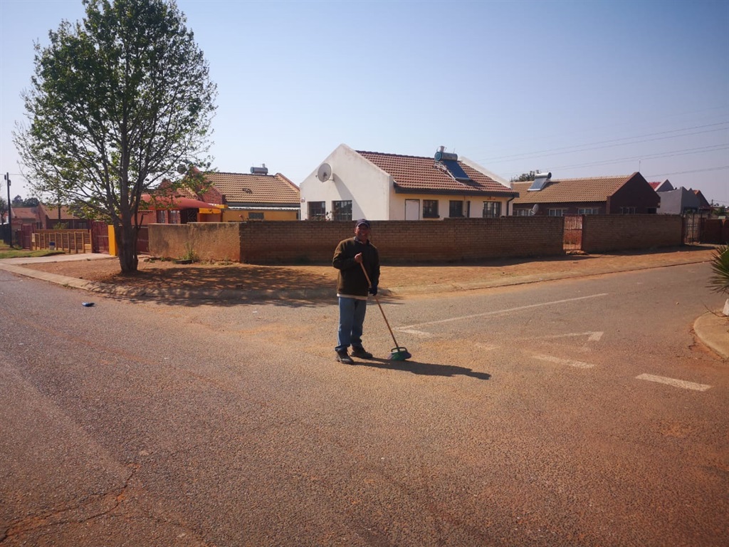 As part of a community cleaning initiative in Ennerdale, residents have stepped out of their homes with spades, rakes, and brooms to clean up the deserted and neglected streets of Extension 6.

