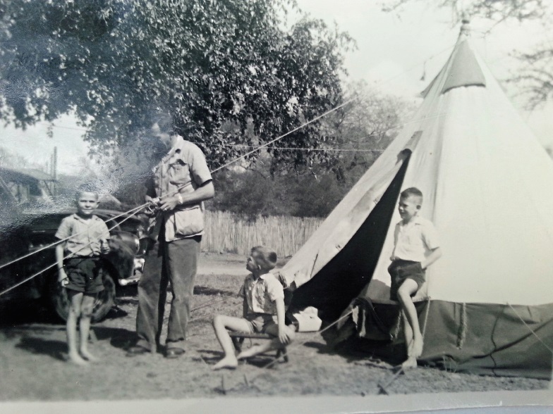Dié foto is op ’n wildtuinbesoek in 1956 geneem. Op die hooffoto is Koos se jonger broer, Willem (toe 5 jaar oud), pa Piet, Koos (toe 7 jaar oud) en ouer broer, Piet (toe 9 jaar oud).