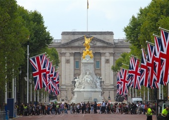 YOU in the UK: Scenes from Buckingham Palace as a sombre London bids farewell to the queen