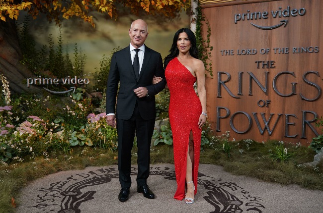 Jeff and Lauren ruled the red carpet at the London premiere of Amazon’s new series The Lord of the rings: The rings of Power. (PHOTO: Getty Images)