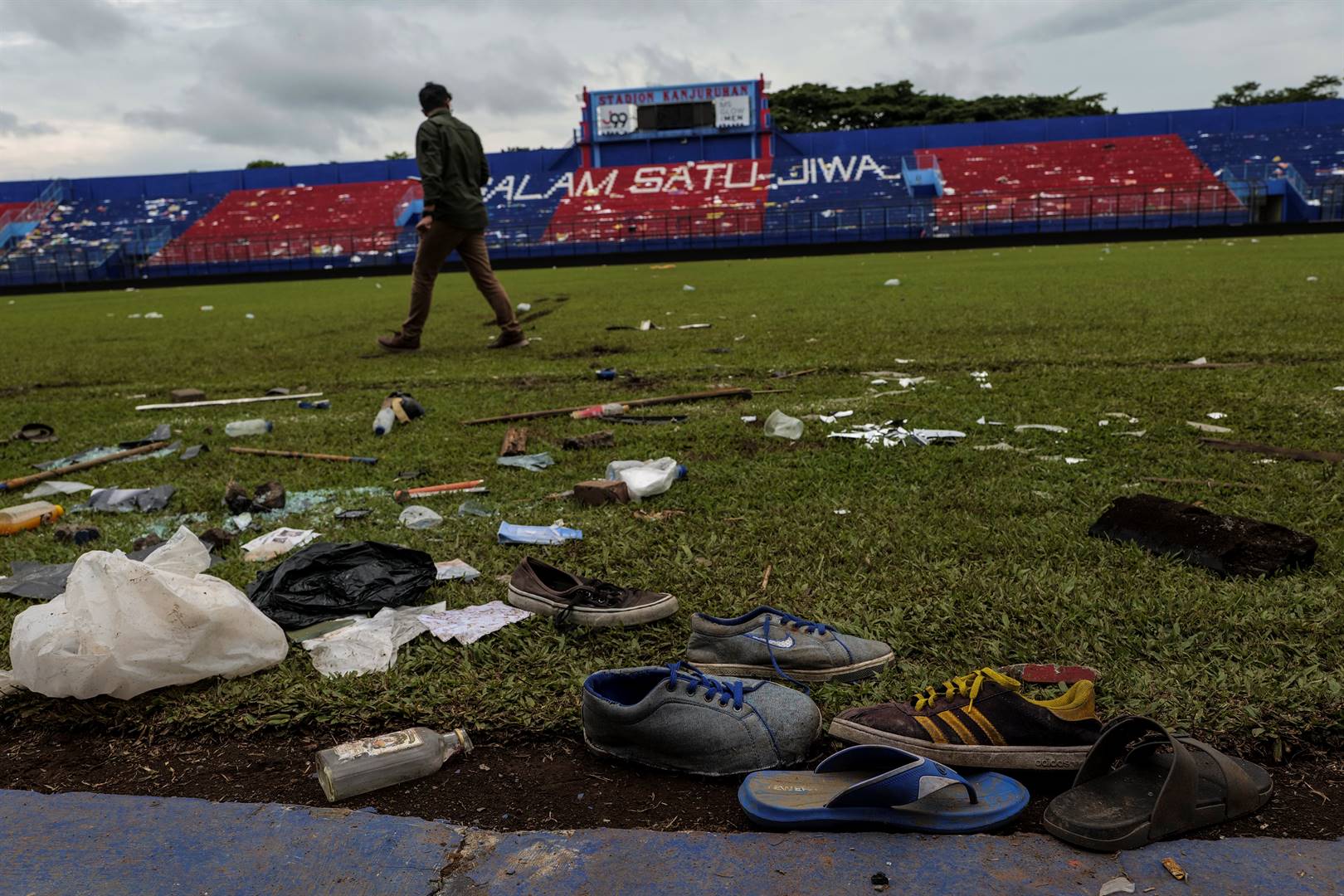 Skoene en besittings het op 1 Oktober oral in die Kanjuruhan-stadion in Indonesië gelê ná ’n stormloop waarin minstens 130 mense dood is. Foto: Getty Images