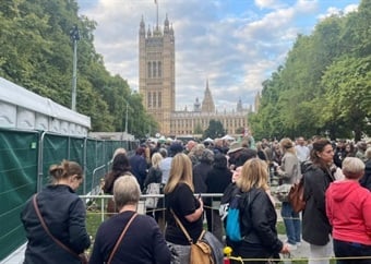 YOU in the UK | What it's like standing in a queue for 9 hours to see the queen – and the sorrow & poignancy of her crown-topped coffin