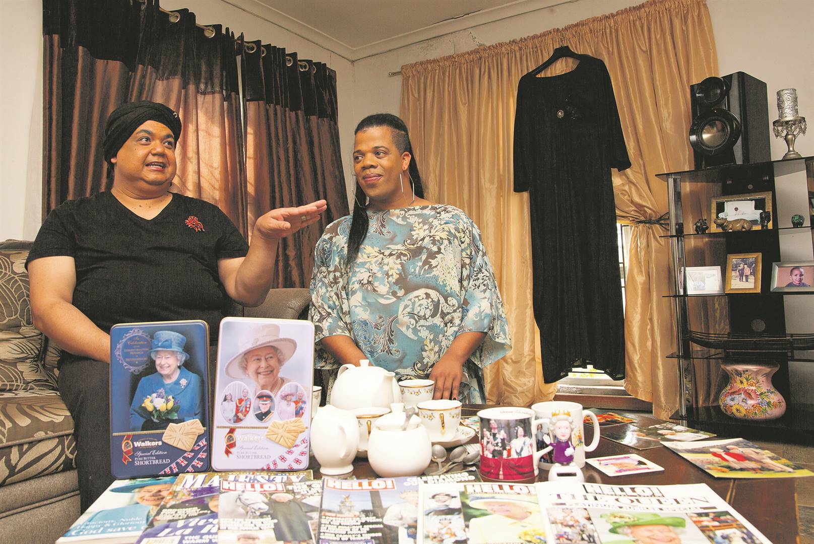 Queen Mother Nana en Mizz Mona se teetafel is gedek en die swart uitrustings hang al reg vir môre se groot staatsbegrafnis. Foto:Marzahn Botha 