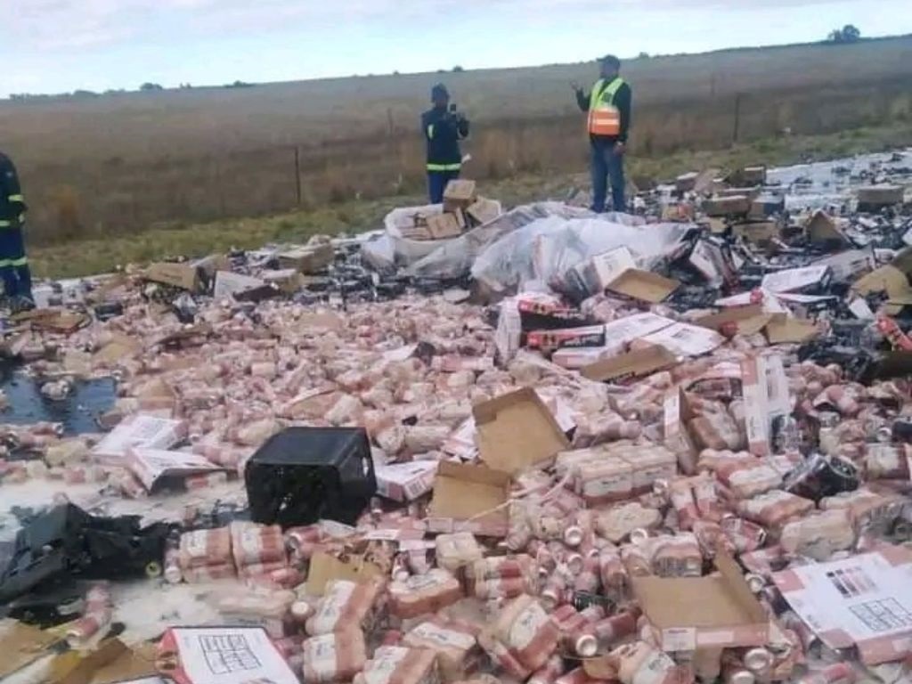 A truck transporting alcohol lost its load along the N8 highway in Free State on Tuesday.