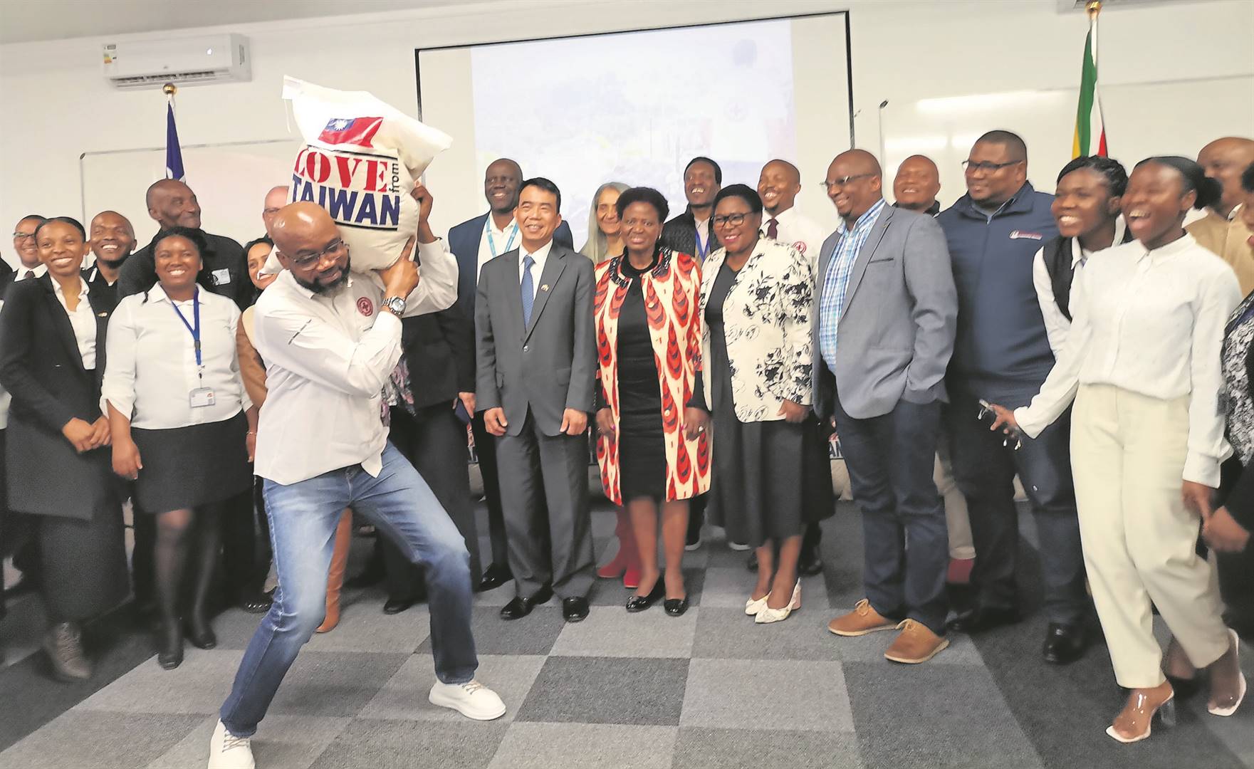 Dignitaries and representatives from various non-profit organisations gathered at the South African Red Cross Society’s office in Wynberg on Tuesday 13 September for the official handover of 40 tons of rice, a donation from the Taiwanese government. PHOTO: Nettalie Viljoen