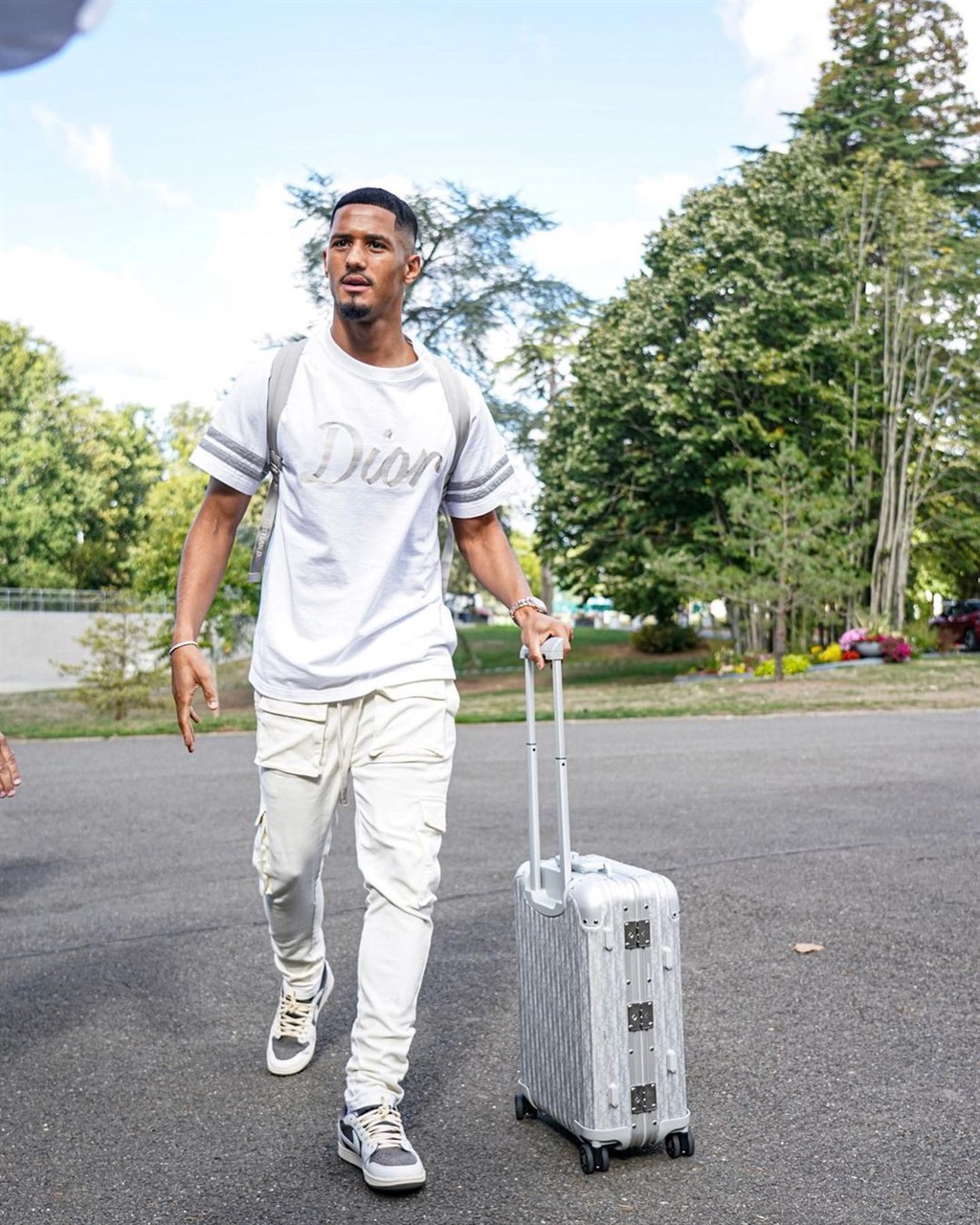 William Saliba arriving at Clairefontaine dripped 