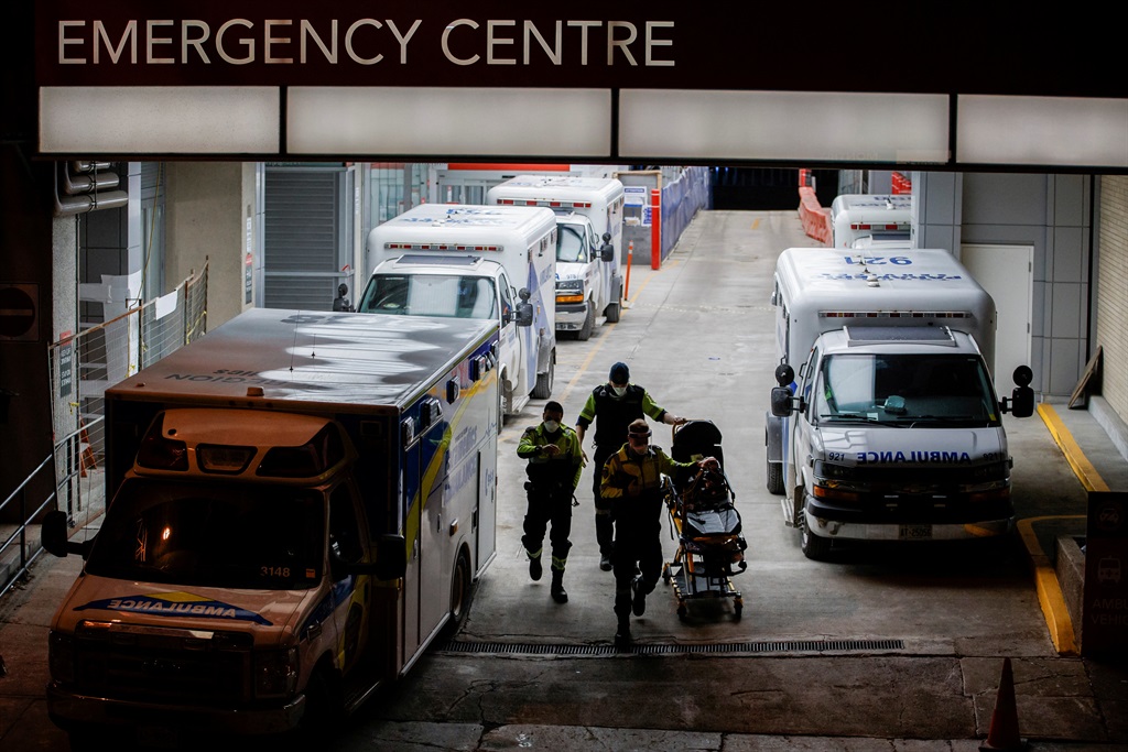 Ambulanse buitee die Mount Sinai-hospitaal in Toronto, Ontario, Canada op 3 Januarie 2022. 