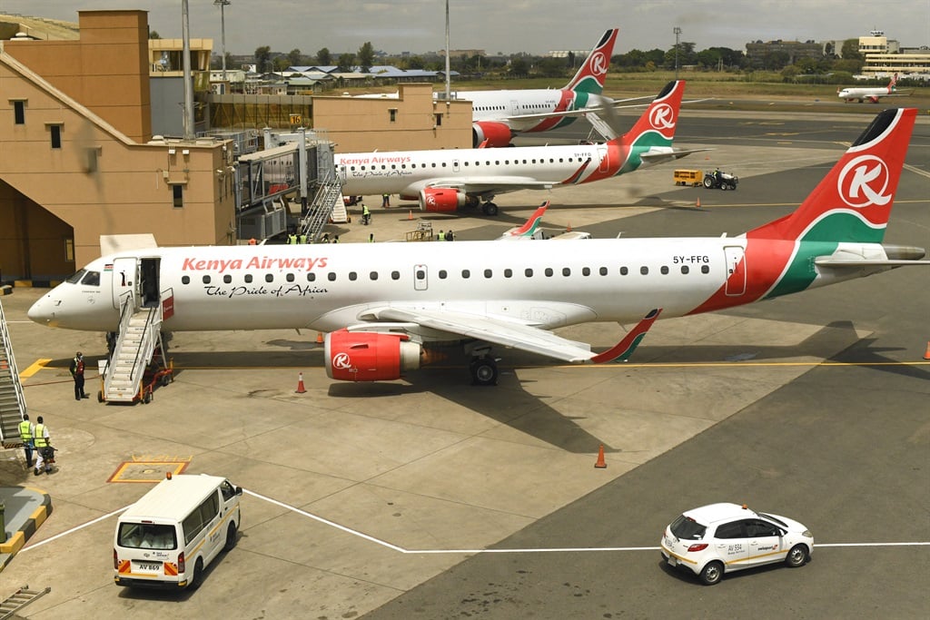 Aviones de Kenya Airways estacionados en el aparcamiento del aeropuerto internacional Jomo Kenyatta de Nairobi, el 1 de agosto de 2020.