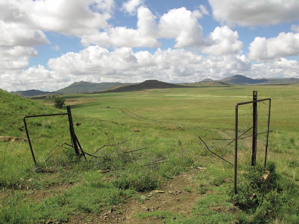 Dié foto’s van gevandaliseerde grensheinings en versperrings wat die patrolliepad langs die Vrystaatse grens met Lesotho onbegaanbaar maak is reeds in 2005 geneem. Die dooie punt oor die beveiliging van dié grens is nou nog nie bygelê nie. FOTO: MARLEEN SMITH