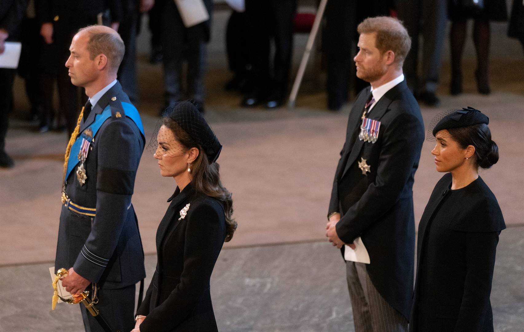 Prins William en prinses Kate (voor) met prins Harry en Meghan Markle Maandag tydens koningin Elizabeth se begrafnisdiens. Foto: Getty Images