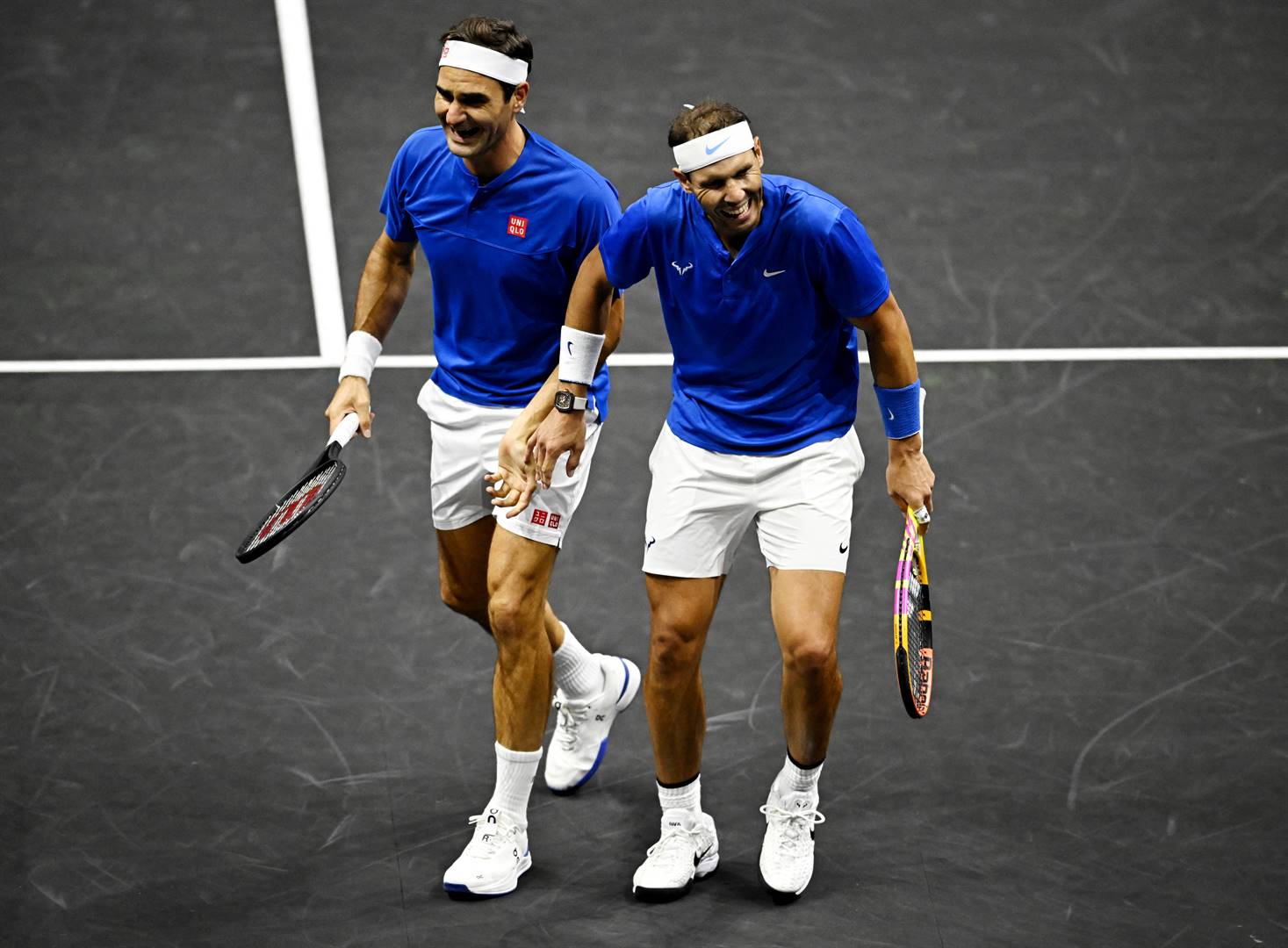 Dik pêlle. Die tennishelde Roger Federer en Rafael Nadal het die naweek kragte saamgesnoer in ’n dubbelspelwedstryd. Dit was deel van Laverbeker-toernooi wat in Londen gehou is, en Federer se laaste beroepswedstryd. Hulle het groot pret gehad. Foto: REUTERS/Dylan Martinez