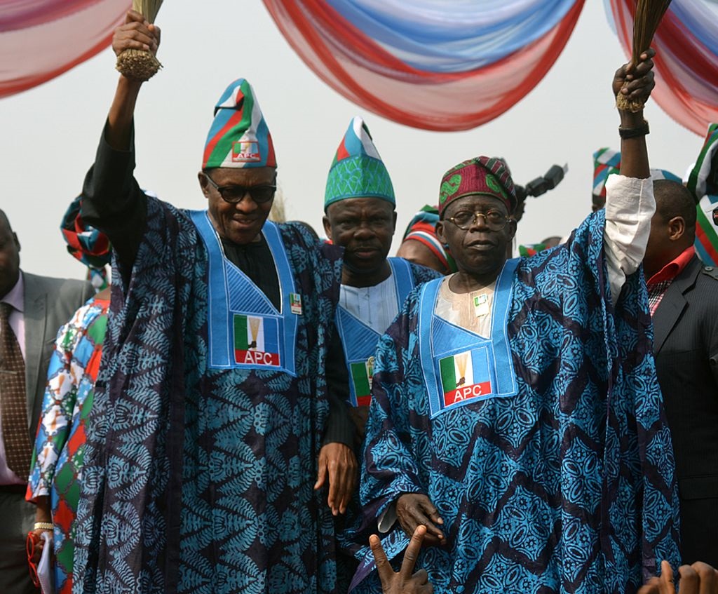 El presidente Muhammadu Buhari (izquierda) y el candidato presidencial nigeriano Bola Tinubu (derecha).