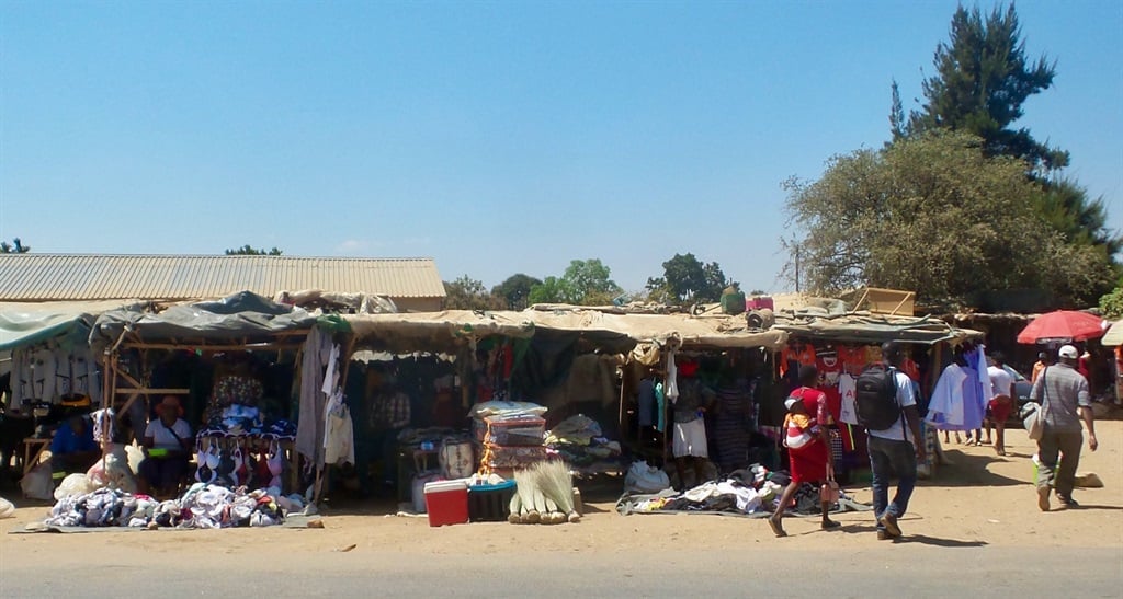 Comerciantes informales bordean la carretera que une Bindura 