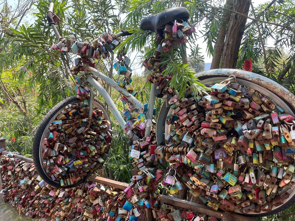 Thousands of 'love locks' left in Little Pa