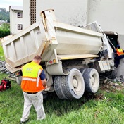 VER |  Un camión choca contra un bloque de viviendas en Durban