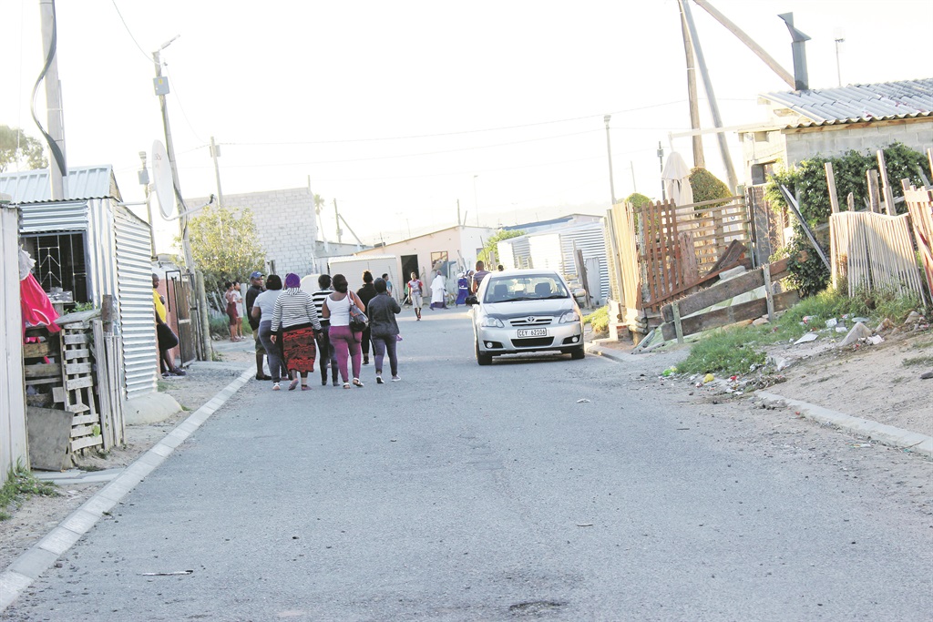 Residents are encouraged to walk in groups to avoid being robbed.  Photo by Velani Ludidi