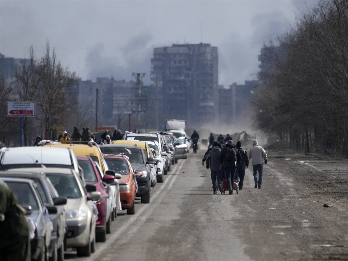 Rus saldırılarına maruz kalan Mariupol şehrinde mahsur kalan siviller, 20 Mart 2022'de Ukrayna'nın Mariupol kentinde Rus yanlısı ayrılıkçıların kontrolündeki gruplar halinde diğer şehirler üzerinden tahliye ediliyor. Fotoğraf: Stringer/Anadolu Ajansı Getty Images aracılığıyla