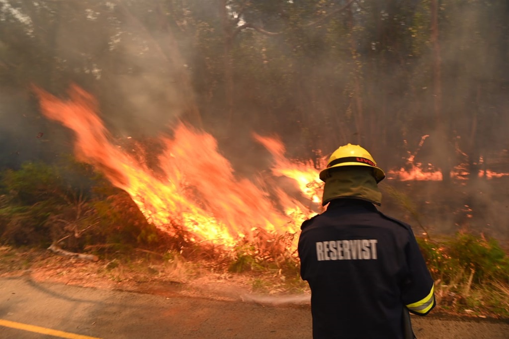 Die veldbrand in Kleinmond het op Maandag 10 Januarie sonder ophou gebrand.  Foto: Jaco Marais