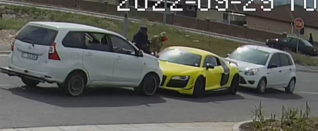 'n Foto van die geel Audi wat deur die ander twee motors vas geparkeer is voordat die vrou na bewering ontvoer is. Foto: Facebook/Julian Jansen Journalist