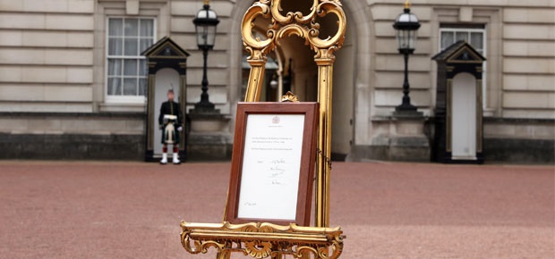 An official notice is placed on an easel in the forecourt of Buckingham Palace. (Photo: Getty Images)