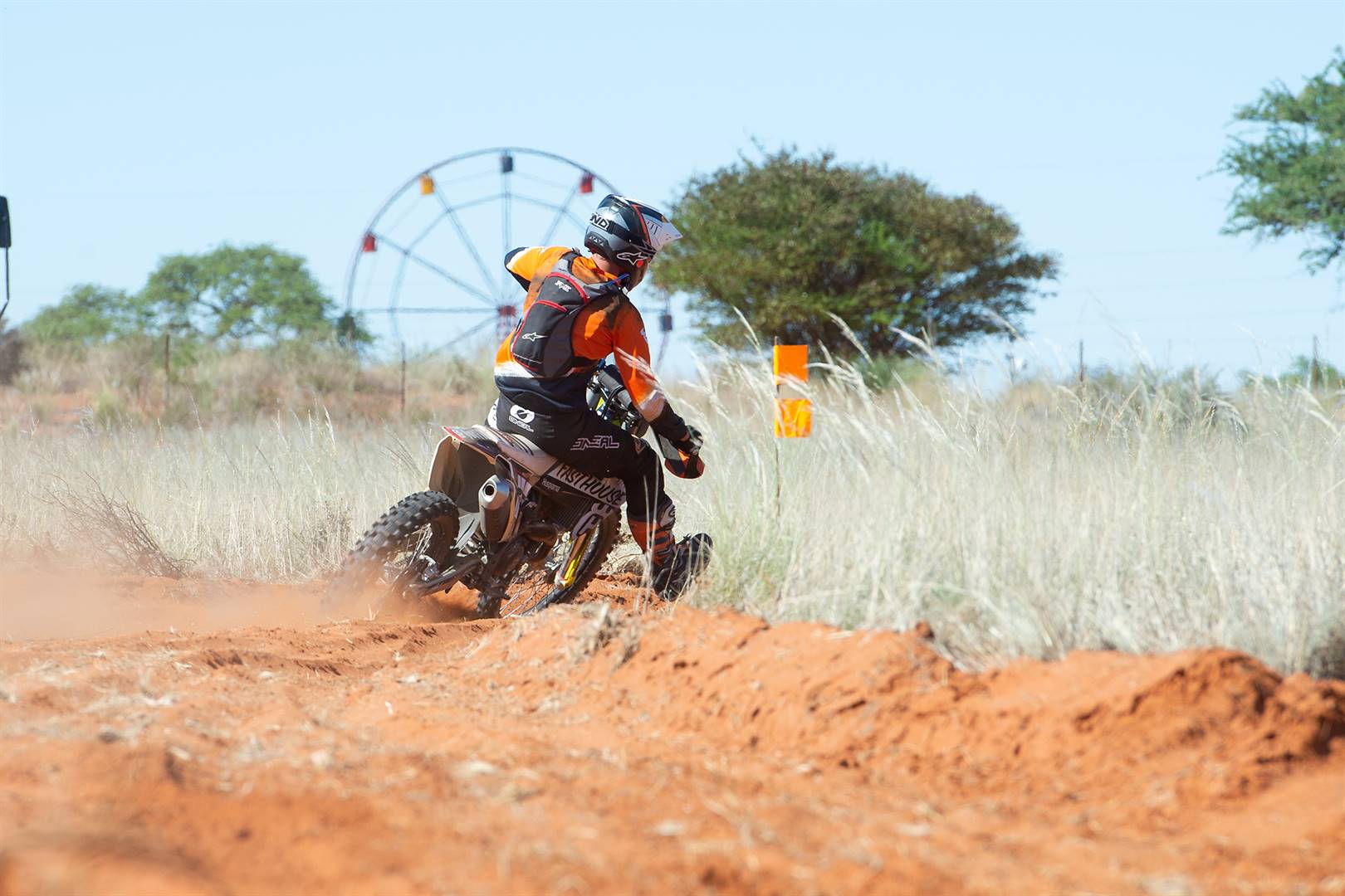 'n Nuwe opwindende motorfiets-uithouwedren is vanjaar by die Kalahari Kuierfees se program bygevoeg. Foto: Anena Burger