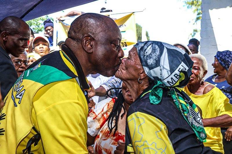 Pres. Cyril Ramaphosa soen ’n bejaarde ondersteuner ten tyde van sy besoek aan Kimberley.Foto: Facebook/ANC Northern Cape