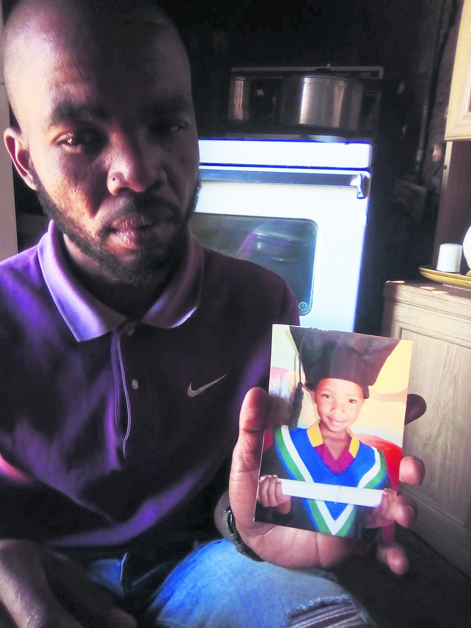 Mavuyo Mooi with a photo of his niece, Mpho Raselemane.  Photo byKabelo        Tlhabanelo