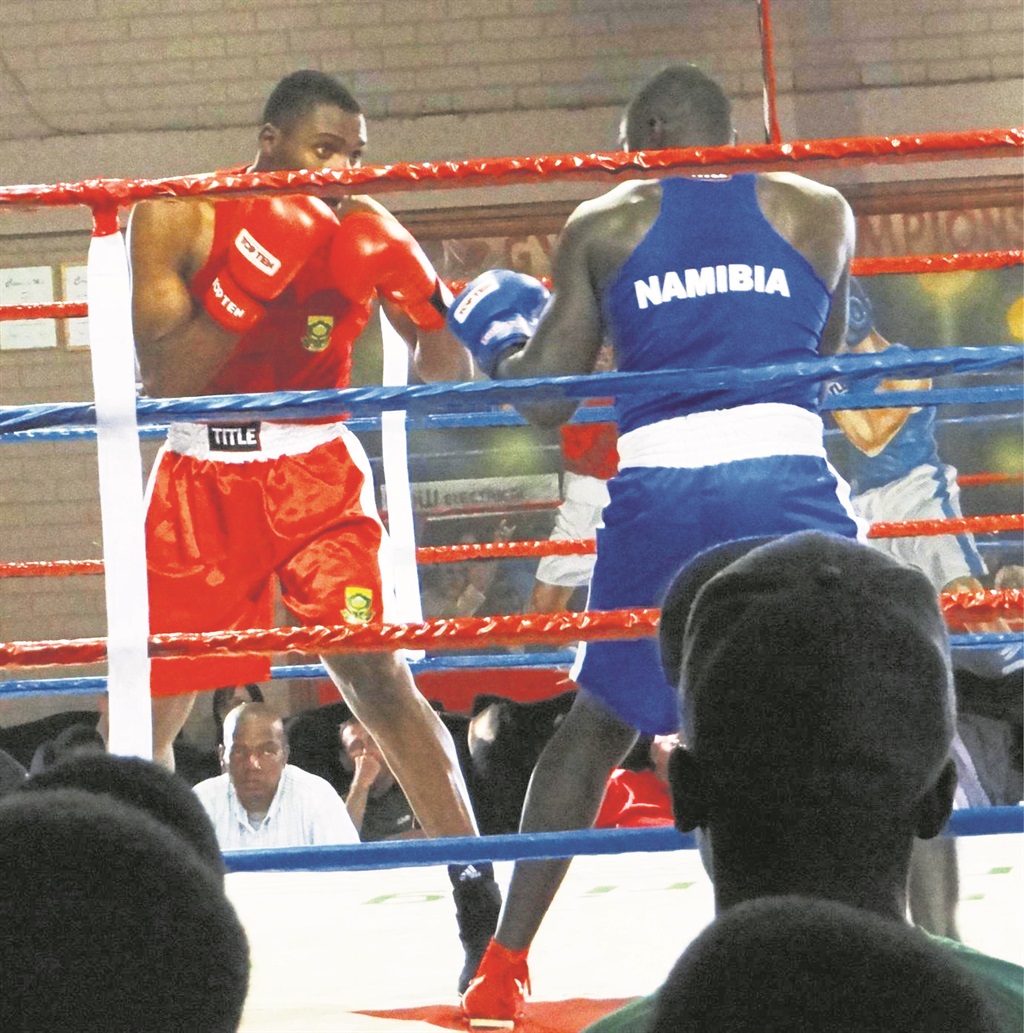 Akani Phuzi (left) training with an amateur Namibian opponent.
