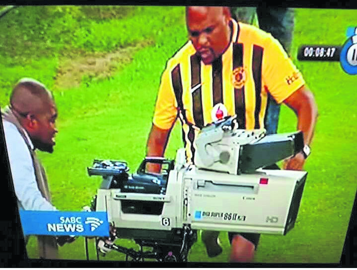 This photo of an Amakhosi supporter at Moses Mabhida Stadium has gone viral.        Photo from Facebook