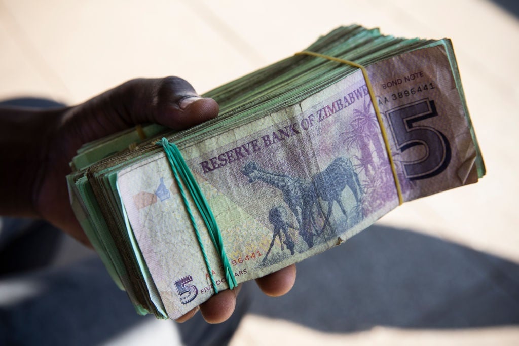 Tindakan keras terhadap mata uang Zimbabwe mendorong penggunaan dolar AS yang lebih luas