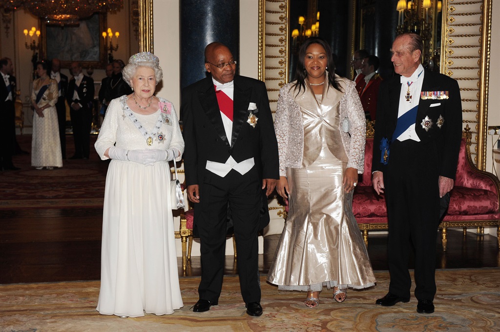 LONDON - 03 MARET: Ratu Inggris Elizabeth II (R