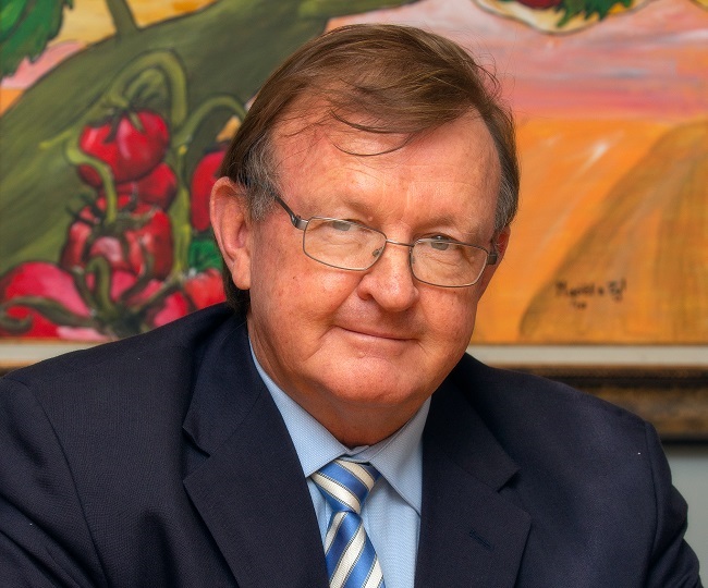 Mnr. Tommy van Zyl, uitvoerende hoof van die landbou-onderneming en varsproduktemaatskappy ZZ2, word deur die Universiteit van Stellenbosch (US) met ’n eredoktorsgraad in die landbou (DAgric) vereer. Foto: Verskaf