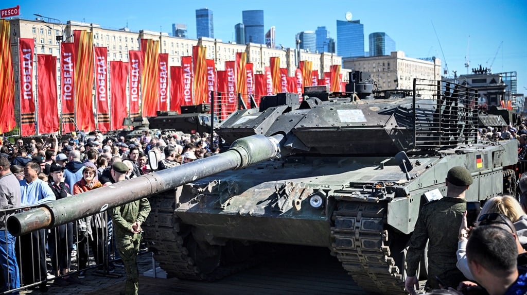 یک تانک آلمانی Leopard 2A6 که توسط نیروهای روسی در اوکراین دستگیر شده بود در 1 مه 2024 در مسکو به نمایش گذاشته شد. (الکساندر نمنوف/AFP)