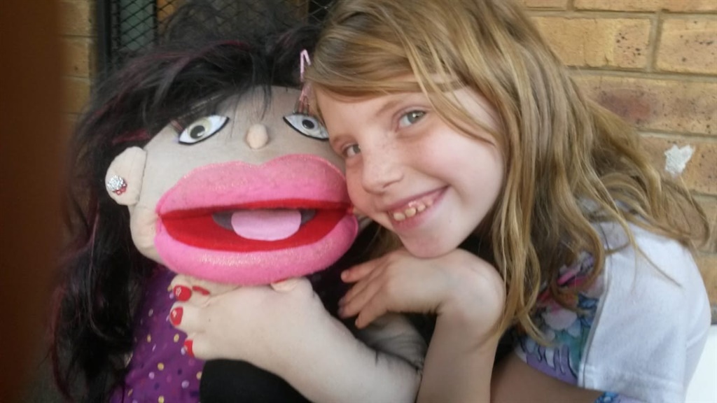 Vanessa Porter (7) en haar geliefde pop, Sparkle. Foto: Verskaf