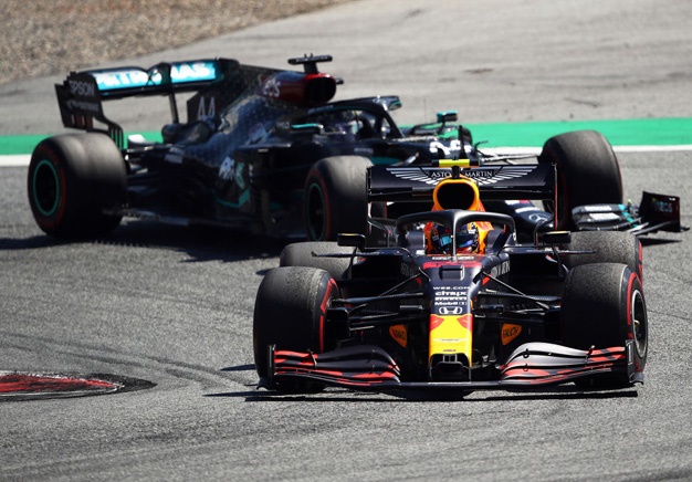 Red Bull driver Alex Albon leads Mercedes' Lewis Hamilton during the 2020 Austrian GP. Image: Bryn Lennon / Getty Images