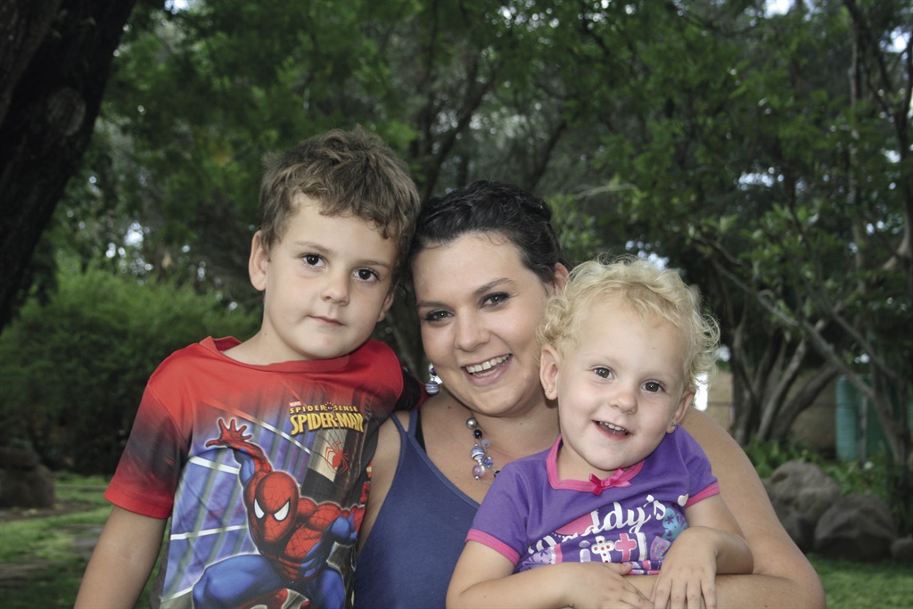 Colene Pretorius (31) en haar twee asjasse, Dries (5) en Alta (2).