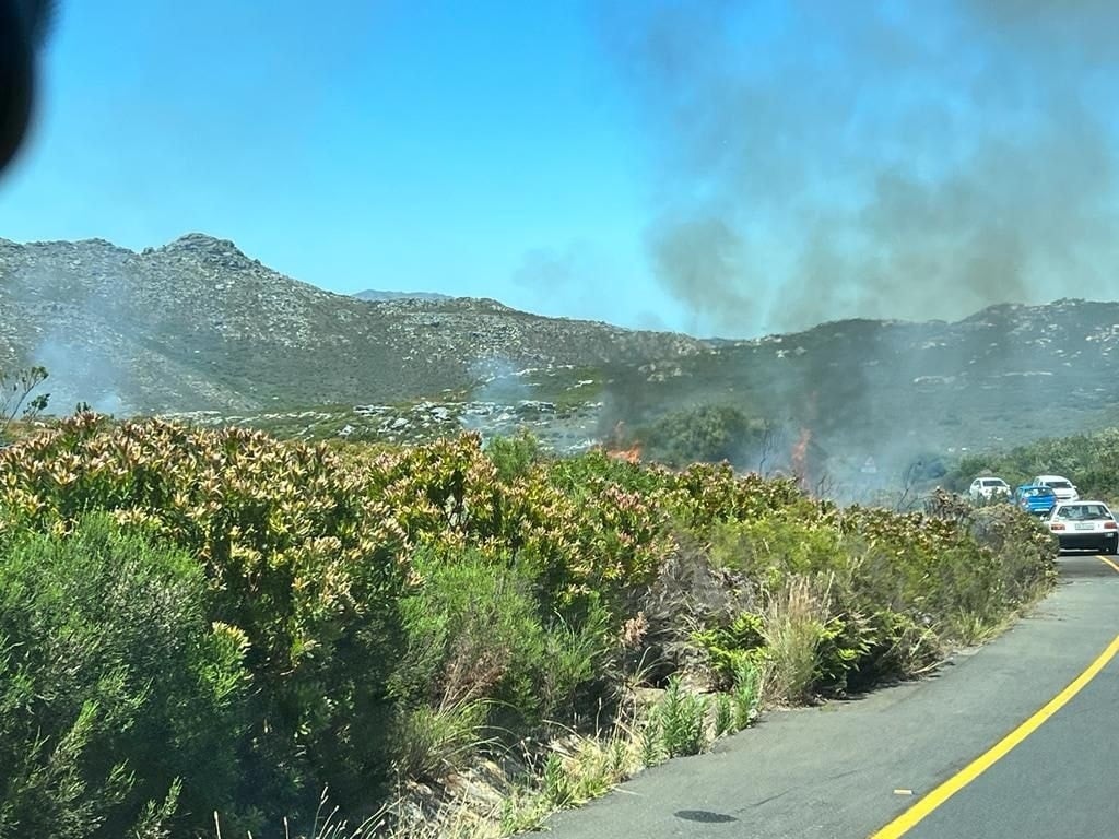 Fires along Ou Kaapse Weg in Cape Town. (Supplied by SANParks)