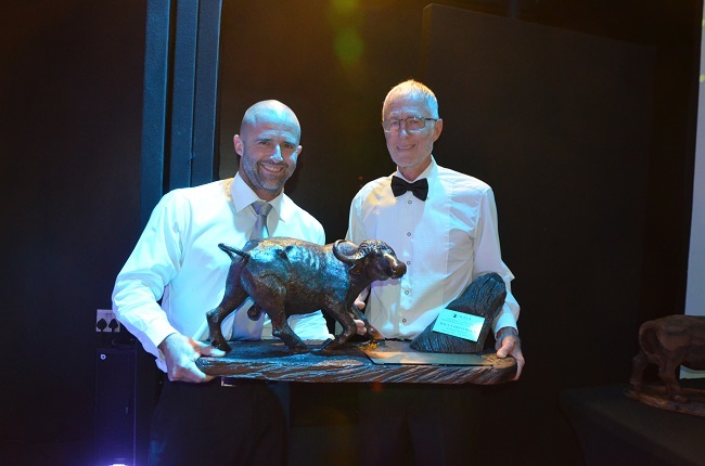 Mnr Karel Landman en sy seun Wim (links) met die toekenning van Wildboer van die Jaar vir 2022. Foto: Nico van Burick