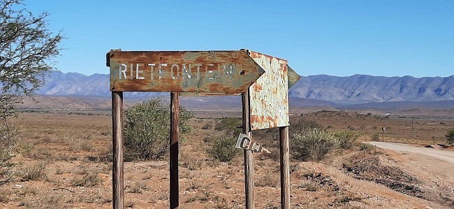 Die ou padborde by die afdraai na Rietfontein. Foto's: Verskaf