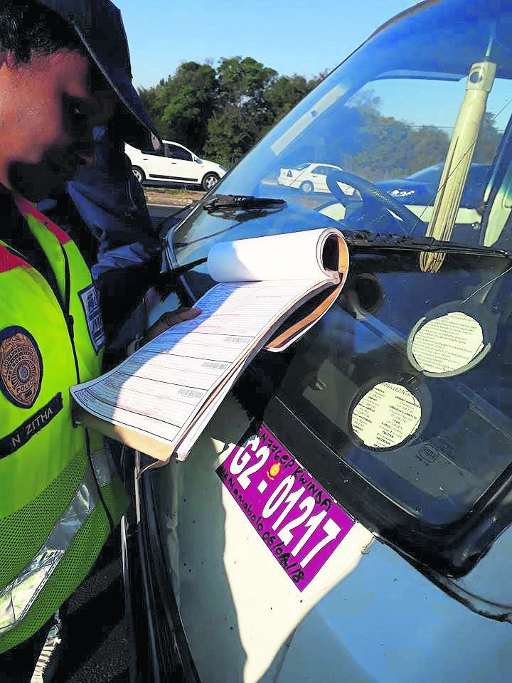 A taxi driver was bust on Monday morning on Malibongwe Drive, Joburg for displaying licence discs cut out from newspaper.                                         