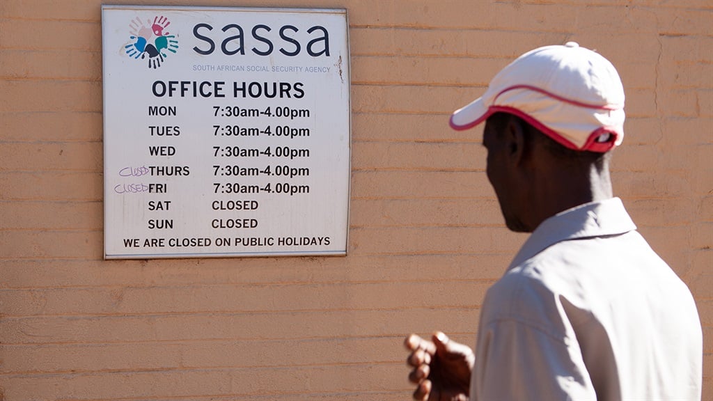 A R45.6 million cleaning contract for Sassa offices in the Eastern Cape is continuing despite an investigation by the SIU.  