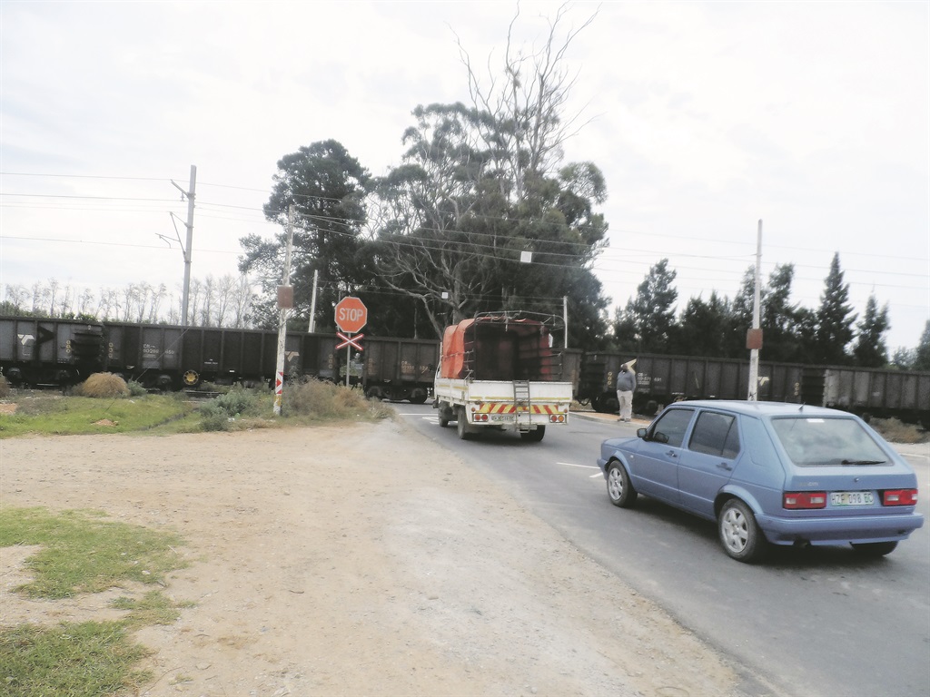 Motorists and taxi drivers are worried about their safety at this level crossing in Addo. Photo by Joseph Chirume