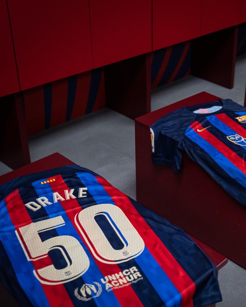 Barcelona's home jersey with Drake's name and numb