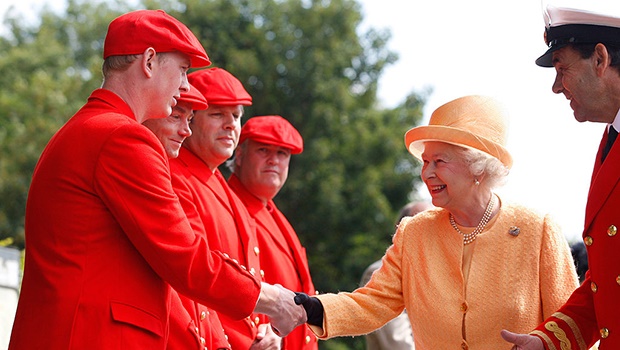 Queen Elizabeth meets her team of Swan Uppers (Photo: Getty Images)
